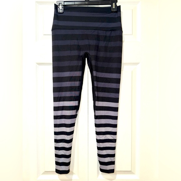 K-Deer Black and Gray Striped Leggings.  Size Large VGUC - Picture 1 of 8